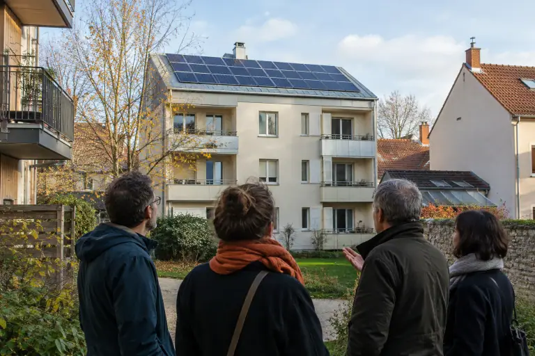 Panneaux solaires sur une copropriété française au service de consommateurs voisins