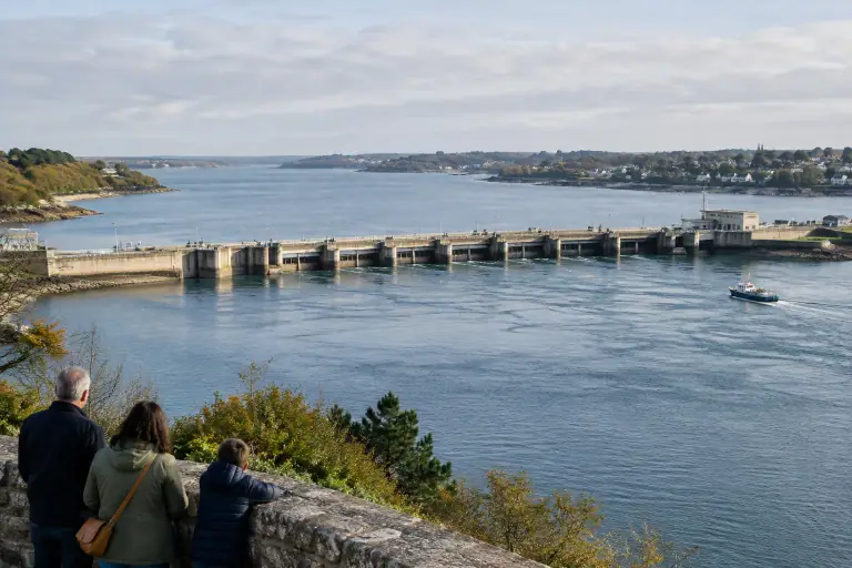 Barrage marémoteur de la Rance traversant l’estuaire sous une lumière naturelle d’automne